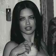 Adriana Aesthetic, Adriana Lima Black And White, Estilo Madison Beer, Art Collaboration