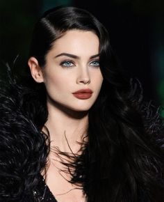 Pale Skin Dark Hair Makeup, Margot Ross, Dark Hair Pale Skin, Dark Hair Makeup, Feminine Makeup, Pale Skin Makeup, Hair Pale Skin, Pale Girl, Dark Makeup