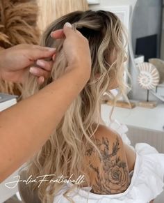 Julia Fratichelli Hair Education on Instagram: "Wusstet ihr, dass ich über 300 Bräute gestylt hatte, bevor ich zum ersten Mal selbst als Gast bei  einer Hochzeit war. 😂

Eine kleine INSPO für die Bräute , die die kommenden Monate das Ja-Wort geben werden oder für die Mädels, die den Bräuten zur Seite stehen.
Ich liebe meine Arbeit und auch das Arbeiten mit den Bräuten. Dieser Vibe ist einfach nur genial. Man hat immer das Gefühl, dass man ein Teil davon ist als Stylist.

#hochsteckfrisur #brautfrisur #brautstylist #juliafratichelli #juliafratichellibridalhairstylist #bridalhairstyle #bridallook #bridalhair #stepbystephair #stepbystephairstyle #hairideas #hair #frisur #frisuren #kreativitat #brautfrisuren #hairstylist #haireducator #haireducation" Hair Education, Education, On Instagram, Instagram