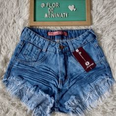 INCRÍVEL SHORT HOT PANT CINTURA ALTA  * ESCONDE A BARRIGUINHA  * LEVANTA O BUMBUM  * EXCELENTE CAIMENTO * ACABAMENTO E COSTURA DE ALTA QUALIDADE ( DURÁVEL )  Shorts 100% Enviamos pra todo Brasil  Nos acompanhe:FLORDEMENINA.TV ,Trazemos o que há de mais atual e moderno no mundo da moda, priorizando sempre a qualidade e o conforto. Procuramos não apenas atender às suas necessidades, mas superar expectativas. Short Jeans Feminino Cintura Alta Modelo Destroyed são especialmente desenvolvidas para Mu Hot Pant, Short Jeans