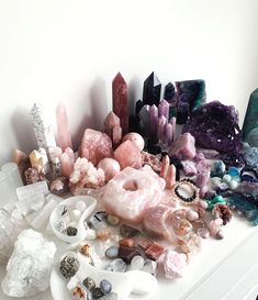 Crystal Room Decor, Crystal Store, Tumbled Crystals, Magia Das Ervas, Crystal Room, Crystal Towers, Crystal Vibes, Crystals Store, Crystal Clusters