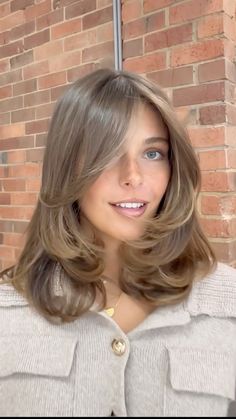 Short Collarbone Length Hair, Mid Length Middle Part Hair, Sydney Sweeney Short Hair 2024, Short Haircuts For Women Brown Hair, Short Layered Brunette Hair, Eloise Mummé Hair, Layered Haircuts For Medium Hair 2024, Butterfly Cut Fine Hair, 90s Layered Lob