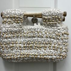 White Crochet With Wood Beads Cream Beaded Summer Bag, Cream Beaded Bag For Summer, Beaded Cream Bag For The Beach, Summer Cream Beaded Bag, Elegant White Handwoven Bag, White Beaded Summer Bags, White Beaded Bags For Summer, Summer White Beaded Bags, White Embellished Bag For Everyday Use