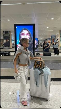 Airport Outfit Comfy Summer, Outfit For Short Girl, Classy Airport Outfit, Airport Style Summer, Aeroplane Outfit, Flight Outfit Airport Style, Airport Outfit Comfy, Chic Airport Outfit