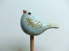 Add a touch of romance to your garden with romantic-inspired clay pottery sculptures that bring to its romantic and amorous atmosphere. Ceramic Birds Sculpture, Pottery Birds, Amazon Website, Beginner Pottery, Pottery Handbuilding, Clay Crafts Air Dry, Garden Pottery