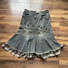 Grey Skirt Rebecca Pockets From And Back Lightly Used In Excellent Condition No Rips Or Stains Size Large Fast Shipping (A11) Indie Skirts, Y2k Bottoms, 2000s Skirt, Thrift List, Thrift Store Outfits, 2000s Party, Long Jean Skirt, Skirts Vintage, Hippie Skirts