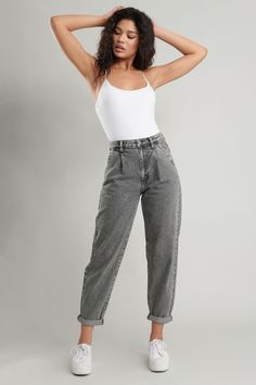 Mom Jeans Outfits, Gray Garage, Grey Jeans Outfit, 80s Mom, Smart Casual Women Outfits, Smart Casual Women, Garage Clothing, Mom Jeans Outfit, Grey Denim Jeans