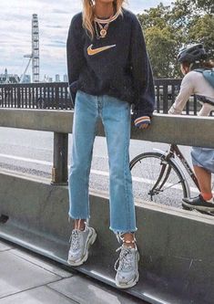 Clothes Nike, Sport Clothes, Flannel Outfits, 90s Fashion Outfits, Looks Street Style, Trik Fotografi, Nike Fashion, Mode Inspo, Tshirt Outfits