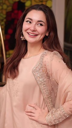 Hania Amir Makeup, Hania Amir Smile, Pakistani Actress Pics, Hania Amir Dresses, Pakistan Actress, Haniya Amir, Hania Aamir, Long Bridal Hair, Clothing Pattern Design