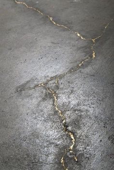 Broken is Beautiful: The Japanese Tradition That Makes Broken Things Even Better than Brand New Do It Yourself Decoration, Deco Boheme, Concrete Floor, Decor Minimalist, Linoleum, Concrete Floors, Apartment Therapy, Wabi Sabi, Gold Leaf