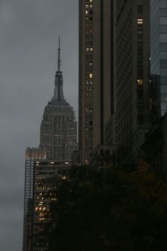 the empire building is lit up at night