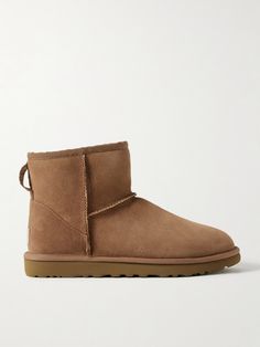 With the return of noughties fashion comes the revival of nostalgic cult favorites, like UGG's boots. This 'Classic Mini II' pair is made from the same high-quality, naturally insulating shearling that you know and love, which is treated to offer both water- and stain-repellent properties. The spongy EVA™ outsoles are made from sugarcane, a more thoughtful alternative that reduces the use of fossil fuels in production. Noughties Fashion, Uggs Mini Boots, Uggs Mini, Ugg Classic Mini Ii, Short Uggs, Ugg Classic Mini, Fossil Fuels, Shoes Boots Ankle, Shearling Boots