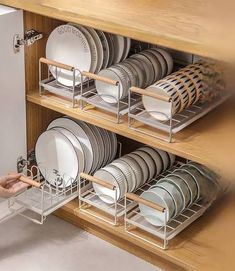 Modern Konyhatervezés, Organiser Cucina, Ikea Desk Hack, Bungalow Kitchen, Kitchen Shelves Organization, Dish Storage, Interior Design Per La Casa