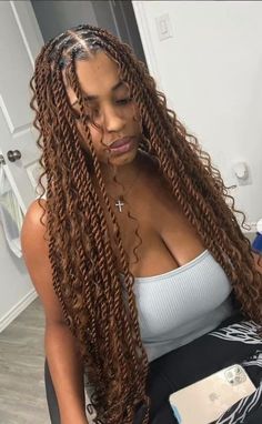 How to do island twists, best curly hair to use, maintenance tips and 60 island twists hairstyles perfect for summer. Goddess Braids With Twists, Twist Bohemian Braids, Black Twists Braids, Womens Twist Hairstyles, Summer Twists For Black Women, Island Twist With Curls And Color, Goddess Two Strand Twist, Hairstyles 2024 Black Women, Island Twist Braids Hairstyles