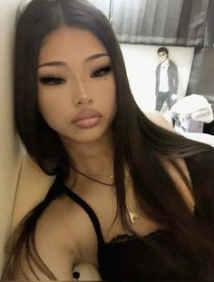 Make Up Inspo Aesthetic Latina, Long Eyelashes And Thick Eyebrows, Cute Simple Goth Makeup, Natural Easy Makeup Looks, Blonde Latina Makeup, Makeup Inspo School, Makeup Style Names, Baddie Makeup Asian, Blue Hair Makeup Ideas