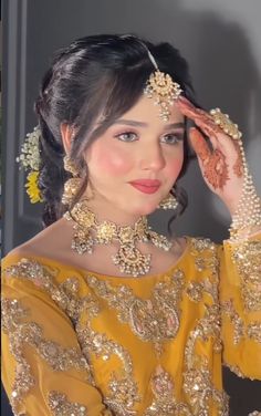 Haldi Makeup Look For Bride, Makeup Look For Bride, Haldi Makeup Look, Haldi Makeup, Eye Makeup Simple, Designing Blouse, Mendhi Outfit, Mehndi Event