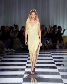 Gigi Hadid Runway, Essential Wardrobe Pieces, Summer Runway, 90s Runway Fashion, Fashion Articles, Donatella Versace, 2024 Fashion, Runway Collection, Runway Models