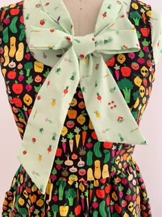 4877 Veggies Bow Top – Retrolicious Quirky Outfits, Minty Fresh, Bow Top, Funky Outfits, Mode Casual, Teacher Outfits, Fresh Veggies, Vintage Clothes, Cotton Top