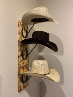 Hat holder rack  for 3 hats  Made from handcrafted horseshoes, rebar burned pine wood, jute cord details.  Coated in crystal clear enamel and polyurethane for enhanced protection and appearance   Since they are handmade, color and horseshoe shape may have a slight variation from piece to piece. Nothing too noticable. Assembly required !  All sales are final Horseshoe Cowboy Hat Rack, Cowgirl Hat Holder, Horse Shoe Hat Holder, Horse Shoe Hat Rack, Metal Hat Rack, Horseshoe Ideas Welding Projects, Homemade Western Decor, Horseshoe Hat Rack, Western Welding Projects