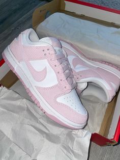 Tenis Air Force, Pink Nike Shoes, Pretty Sneakers, Trendy Shoes Sneakers, White Nike Shoes, Nike Fashion Shoes, Pretty Shoes Sneakers, All Nike Shoes