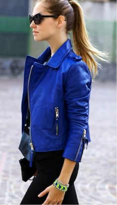 Mode Shoes, Fall Fashion Coats, Walking Down The Street, Blue Leather Jacket, Outfit Jeans, Outfit Trends, Beauty And Fashion, Fashion Mode, Mode Inspiration