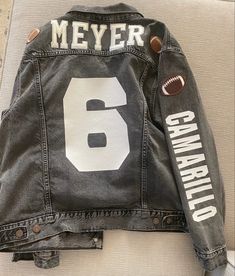 Cricut Jacket Ideas, Football Girlfriend Game Day Outfits, Jean Jacket Football Girlfriend, Basketball Girlfriend Shirts Ideas, Football Shirt Designs For Girlfriends, Football Bf, Baseball Fits