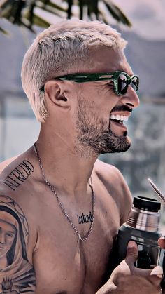 Platinum Silver Hair Color, Mens Hairstyles Fade, Neymar Football, Anime Head, Faded Hair, Silver Hair Color, Face Hair, Hot Outfits, Hair And Beard Styles