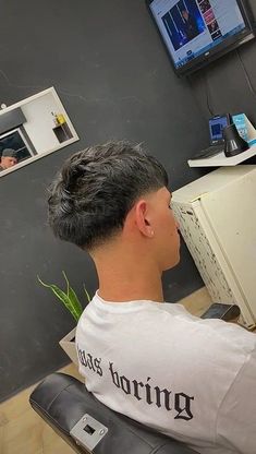 Podrías intentar este corte 🤔 Fade Haircut Straight Hair, Straight Hair Taper, Long Hair Taper Fade, Taper Fade Haircut Straight Hair, Long Hair Taper, Taper Fade Haircut Curly Hair, Taper Fade Haircut Black, Mullet Taper, Afro Taper Fade