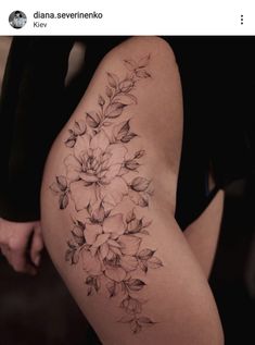 Tatto Tattoo Bein Frau, Floral Hip Tattoo, Flower Hip Tattoos, Side Hip Tattoos, Upper Thigh Tattoos, Hip Tattoo Designs, Side Thigh Tattoos, Tato Minimal, Floral Thigh Tattoos