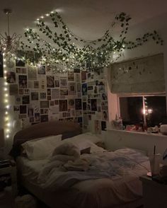 A comfy looking, aesthetic bedroom, with fairy lights and vines along the ceiling and walls. Perfect sleep room for teenagers. Earthy Vintage Bedroom Aesthetic, Cute Room Astetic Ideas, Busy Bedroom Aesthetic, Astetic Rooms Ideas, Green Astetic Room Ideas, Cozy Aesthetic Bedroom Vintage, Bed In Middle Of Room Ideas Aesthetic, Asthmatic Room, Aethstetic Room Idea