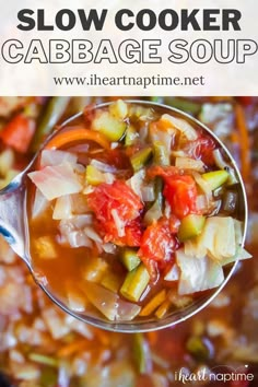 a spoon full of slow cooker cabbage soup with the title above it reads, how to make slow cooker cabbage soup