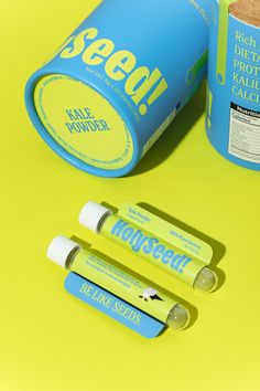 three batteries are next to an ice cream container on a yellow background with the word sedu written in german