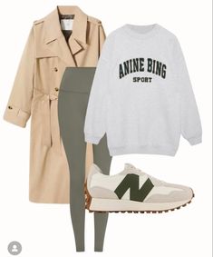 Trench Coat Sweatshirt Outfit, City Break Outfit, Fashion Travel Outfit, New Balance Outfit, Beige Outfit, Athleisure Outfits, Sporty Outfits, Fall Fashion Outfits, Mom Outfits