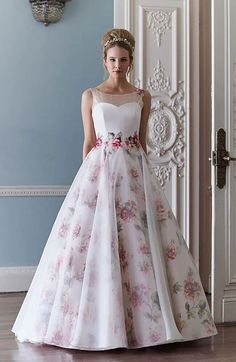 Unusual Wedding Dresses, Sassi Holford, Flower Gown, Wedding Dress Patterns, Alternative Wedding Dresses, Wedding Dresses With Flowers, Floral Wedding Dress, فستان سهرة, Gorgeous Gowns