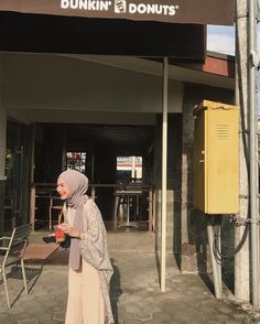 Outdoor Cafe, Outfit Vintage, Ootd Ideas, Cat Air, Outfit Hijab, Ootd Hijab, Hijab Outfit, Comfy Fits