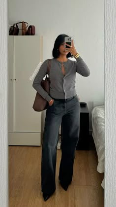 Chic Black Women Aesthetic, Business Outfits Jeans, Office Simple Outfit, Scandivian Style Outfit, Clean Winter Outfit, Simple Office Outfits Women, Classy Curvy Women Outfits, Fashionable Modest Outfits, Jeans Casual Outfit Work