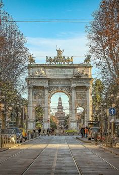 an arch in the middle of a city street