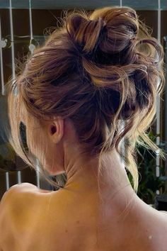 STYLED messy bun ! #hairstyles #hair Daisy Bachelor Hair, Glamour Hair Updo, Modern Updos, Summer Wedding Hair, Machiaj Smokey Eyes, Elopement Hair, Curled Updo, Shower Hair