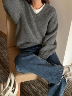 casual Korean fall outfit: cozy sweater + jeans Grey V Neck Sweater Outfit For Women, Layer Blazer Outfit, Female Sweater Outfit, Normcore Outfits 2023, Simple And Comfy Outfits, 10 Day Capsule Wardrobe Travel Light, Cool Hats For Women Casual, Comfy Fall Outfit Aesthetic, Autumn Wardrobe Staples