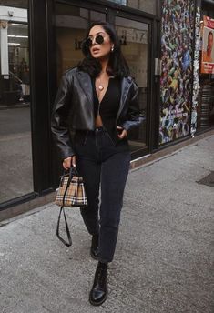 All Black Thrift Outfit, All Black Serving Outfits, Luxe Outfit Casual, All Black Fall Outfits Going Out, Silky Blazer Outfit, Party Outfit Inspo Winter, La Fall Outfits Street Styles, Edgy Night Out Outfit Winter, Winter Fashion Outfits Going Out