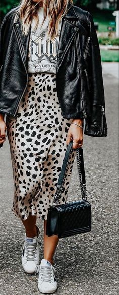 Tiger Skirt Outfit Hijab, Style Leopard Skirt, How To Style A Leopard Skirt, Long Leopard Skirt Outfit, Snake Print Skirt Outfit, Printed Skirt Outfit, Leopard Print Skirt, Mode Casual, Looks Street Style