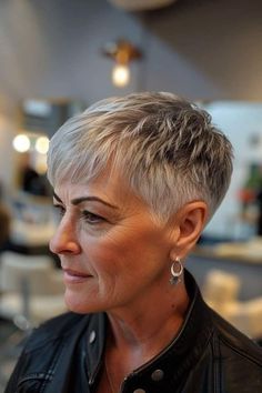 Simple Haircut, Silver Pixie, Stacked Haircuts, Seed Recipes, Short Bobs, Short Silver Hair, Hair Undercut