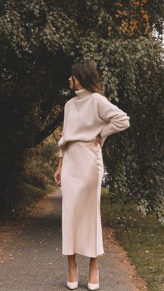 Sarah Butler of @sarahchristine wearing fall chunky cream sweater and silk skirt in Seattle. Sarah Butler, Minimal Stil, Minimalist Moda, Winter Mode Outfits, 2024 Aesthetic, Bias Cut Skirt, Rock Outfit, Fashion Fall