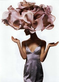 Shalom Harlow in Vogue 1995 ©Irving Penn Philip Treacy Hats, Fashion Fotografie, Irving Penn, David Sims, Philip Treacy, Ellen Von Unwerth, Cecil Beaton, Crazy Hats, Mario Testino