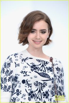 lily collins Short Hair Side Part, Lily Collins Short Hair, Hair Side Part, ليلي كولينز, Short Locks, Side Parting, Hair Locks, Short Wavy Hair, Short Wavy