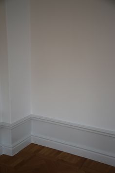 an empty room with hard wood flooring and white paint on the walls is shown