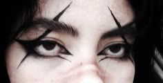 Black Eye Makeup Halloween Scary, Edgy Lip Makeup, Graphic Liner Ideas Goth, Elaborate Eyeliner, Alt Emo Makeup, Edgy Eyeliner Aesthetic, Goth Eyeliner Designs, Goth Liner, Makeup Ideas Goth