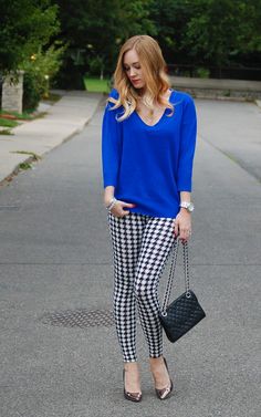 Houndstooth Pants Outfit Street Style, Houndstooth Pants Outfit Winter, Herringbone Pants Outfit Women, Houndstooth Pants Outfit Work, Houndstooth Pants Outfit, Sweater Casual Outfit, Blue Top Outfit, Houndstooth Outfit, Houndstooth Leggings