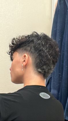 Short Masculine Haircuts For Women Curly, Masculine Short Curly Hair, Shaved Side Hairstyles Women, Womens Modern Mullet, Low Taper Fade Haircut Women, Masc Female Haircuts, Burst Fade Women, Modern Mullet For Women, Low Taper Fade Women