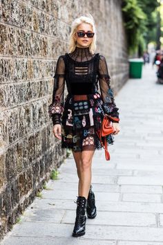 Street style à la Fashion Week haute couture automne-hiver 2017-2018 de Paris Look Short, Fashion Blogger Style, Women Street, Couture Week, Street Style Chic, Cool Street Fashion, Fashion Week Street Style